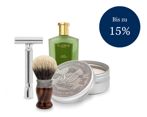 Auf dem Bild sieht man einen Rasierhobel von Merkur, einen Rasierpinsel und eine Rasierseife von Saponificio Varesino sowie ein Aftershave von Floris London Elite. Bis zu 15% Sparen Banner oben rechts. 